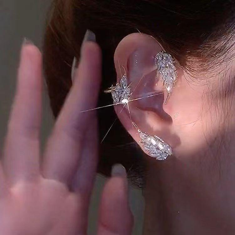 Prémiové náušnice s motýlkovými střapci bez piercingu s květinovým a sněhovým designem