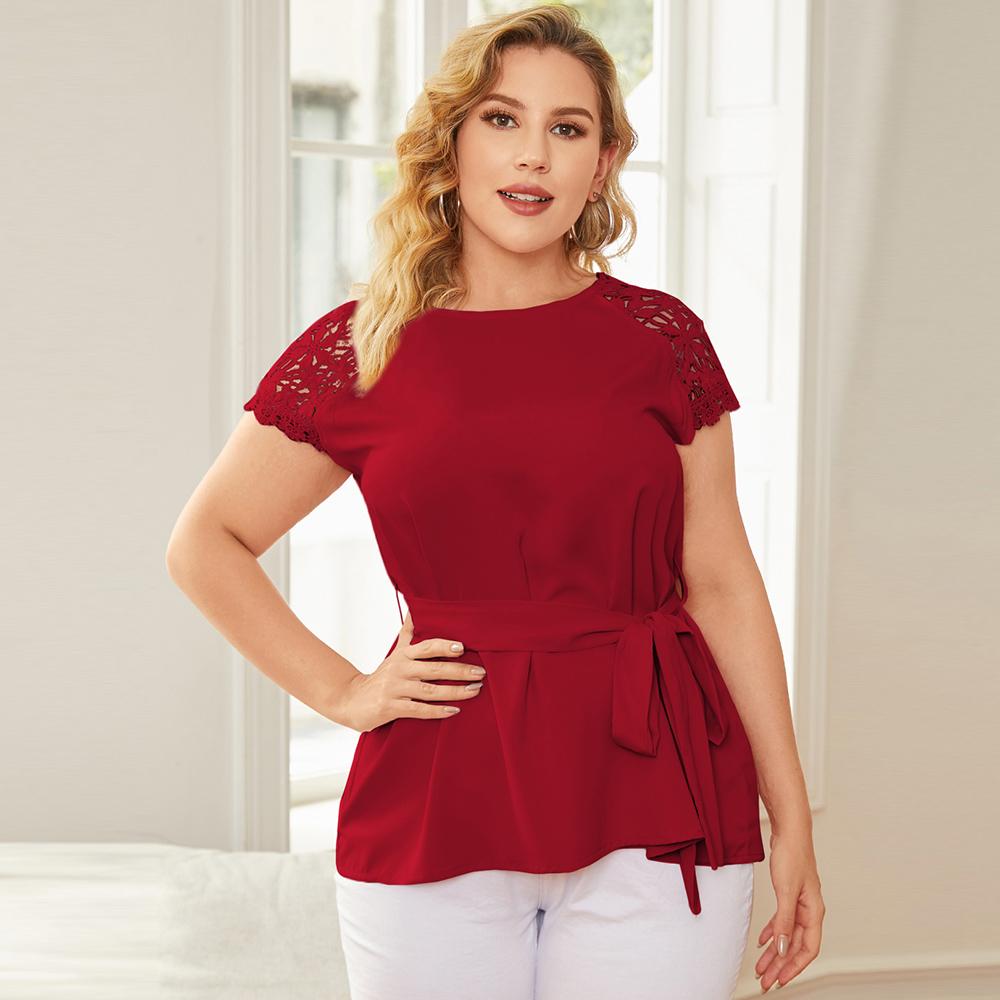 

Женская кружевная блузка с вырезом и короткими рукавами