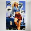 Vintage Kriegswinter Pin-Up Stil Metallblechschild - Lächelnde Blonde Frau mit Blauer Bluse & Braunem Rock, die sich auf Militärflugzeug lehnt,