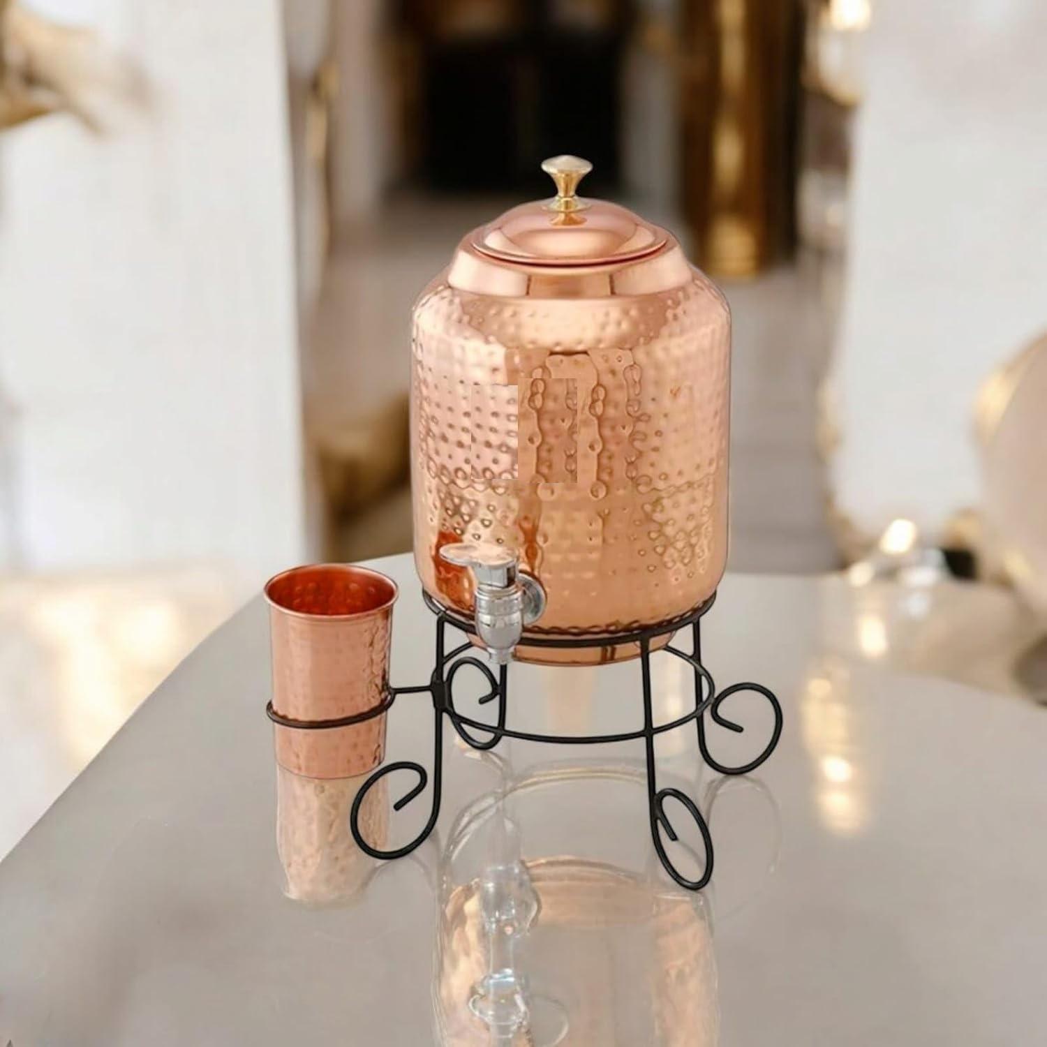 

Диспенсер для воды из кованой меди на 5 литров (Матка/Горшок) Горшок-контейнер с 1 медным стаканом и подставкой. Чистая медь и аюрведические преимущества для здоровья. (5000 мл)