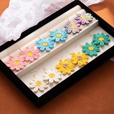 Letní ručně tkané náušnice s kopretinami v plážovém resortovém stylu, rafie, kontrastní květinové náušnice