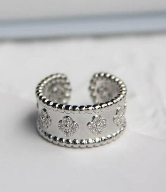 Kaleidoscope Diamond-Studded Four-Leaf Clover Ring: Trendy, Non-Fading, Light Luxury Jewelry