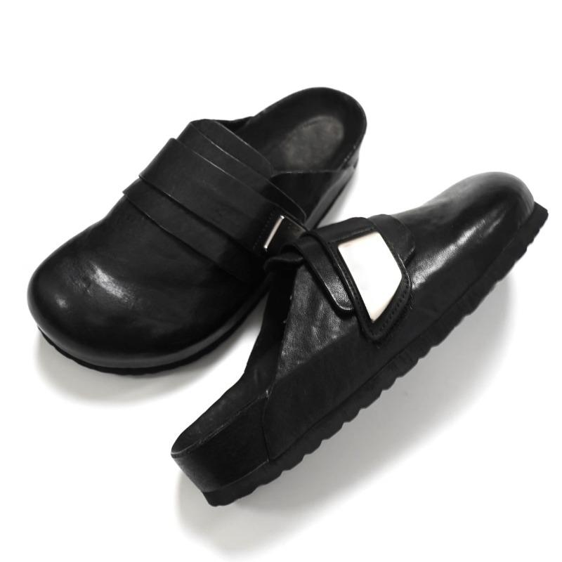 Fashion Comfortable Soft Leather Flat Slippers Women Fashion Round Toe Metal Decoration Design Casual Sandals Black Outdoor Beach Sandal