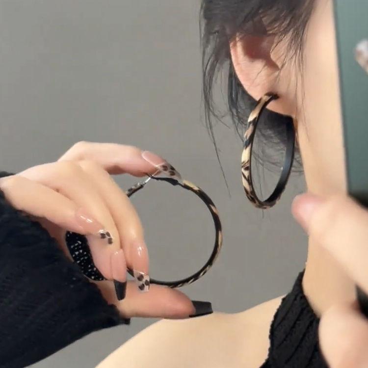 Exaggerated Metal Geometry Large Circle Leopard Print Hoop Earrings for Women Fashion Autumn and Winter Ear Jewelry Gift