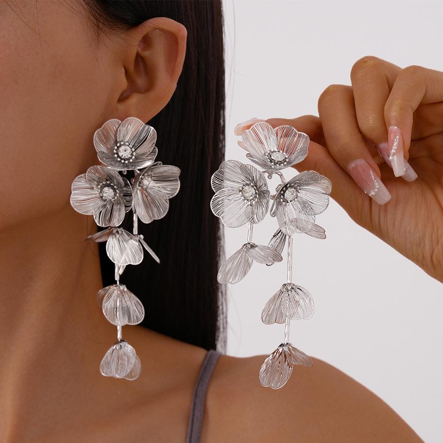 Metallic diamond-encrusted flower petals fringed silver needle earrings personalized vacation style temperament earrings