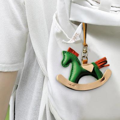 Yousheng Niedlicher Pony Anhänger Auto Rückspiegel Anhänger Elegant Faux Leder Hängeornament für Auto Innenraumdeko Pferdeliebhaber Geschenk