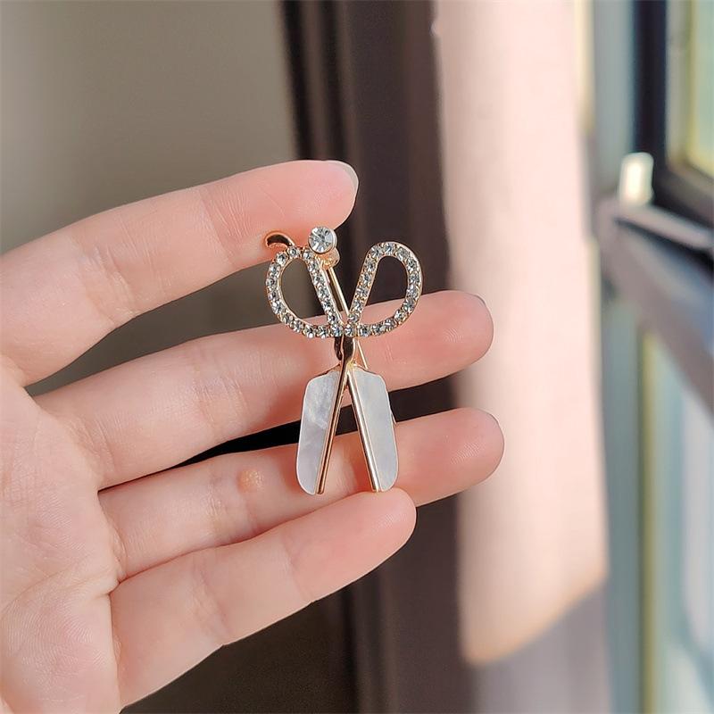 Japonská a korejská personalizovaná brož s nůžkami z kamínků, kreativní jednoduchá slitinová jehla, módní pánská ozdoba na klopu saka, šperk