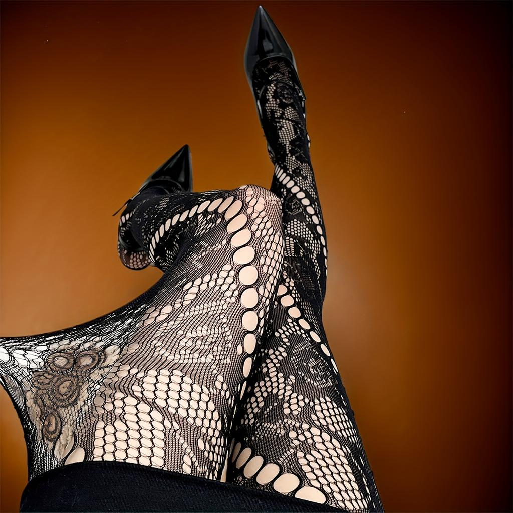 Ein Paar Retro-Diagonal-Rosen-Hohlnetzsocken mit Löchern und schwarze Seidenstrumpfhose