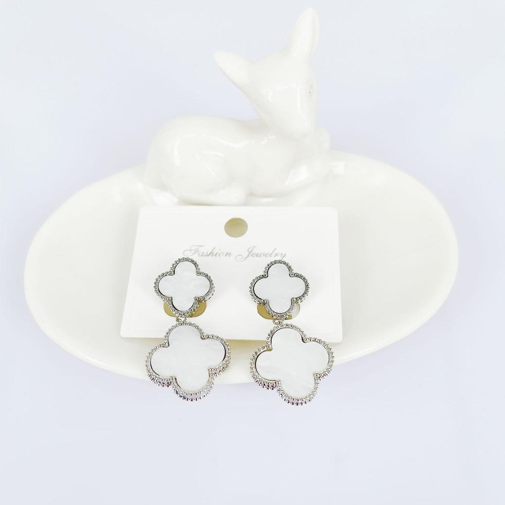 Белые серьги-четырехлистники на удачу для женщин, излучающие нотку сдержанной роскоши и утонченности серебряный
