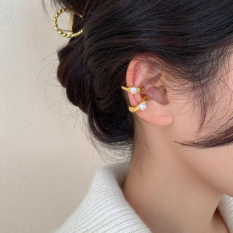 Pleated Round Pearl Ear Clip for Women - Elegant, Lightweight, and Piercing-Free Ear Cuff.