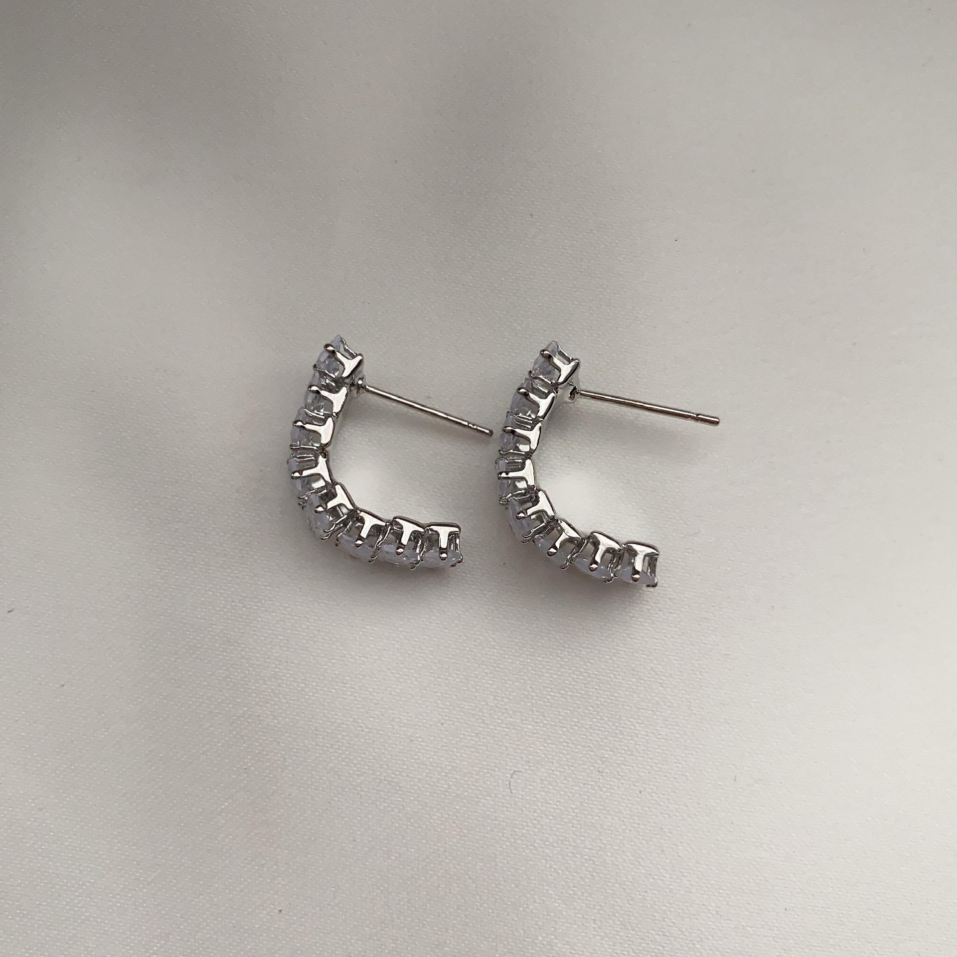 Super flash zircon earrings, high-end sense, exquisite light luxury, niche design, explosive earrings, Dongdaemun, Korea, versatile earrings.