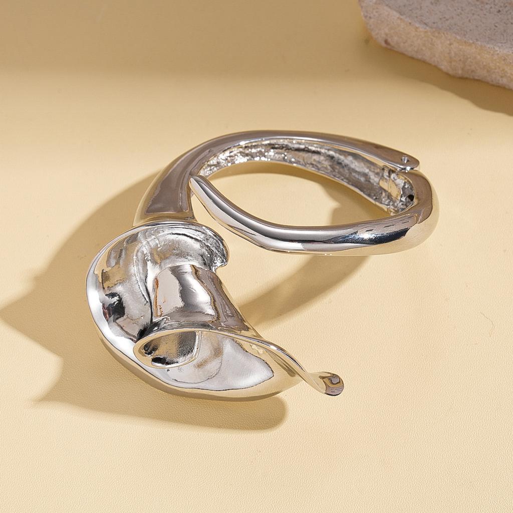 Personalized heavy industry metal feeling irregular flower opening bracelet fashion bracelet