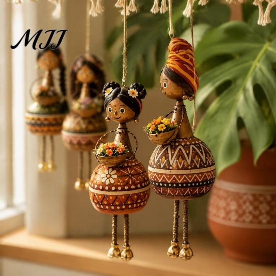 Decorazione Artistica da Interno ed Esterno Mano?Ornamento Appeso Bambola Etnica Dipinta, Ciondolo Stile Popolare con Campanella e Cesto, Statuetta Rustica Fantasiosa per la Casa Boho