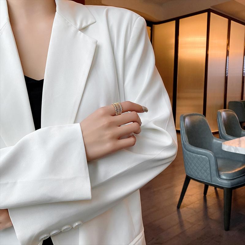 Metalowe Przesadne Ażurowe Pierścionki Koloru Złotego z Cyrkoniami dla Kobiet 2023 Nowa Moda Luksusowa Koreańska Biżuteria Pierścionek na Wesele