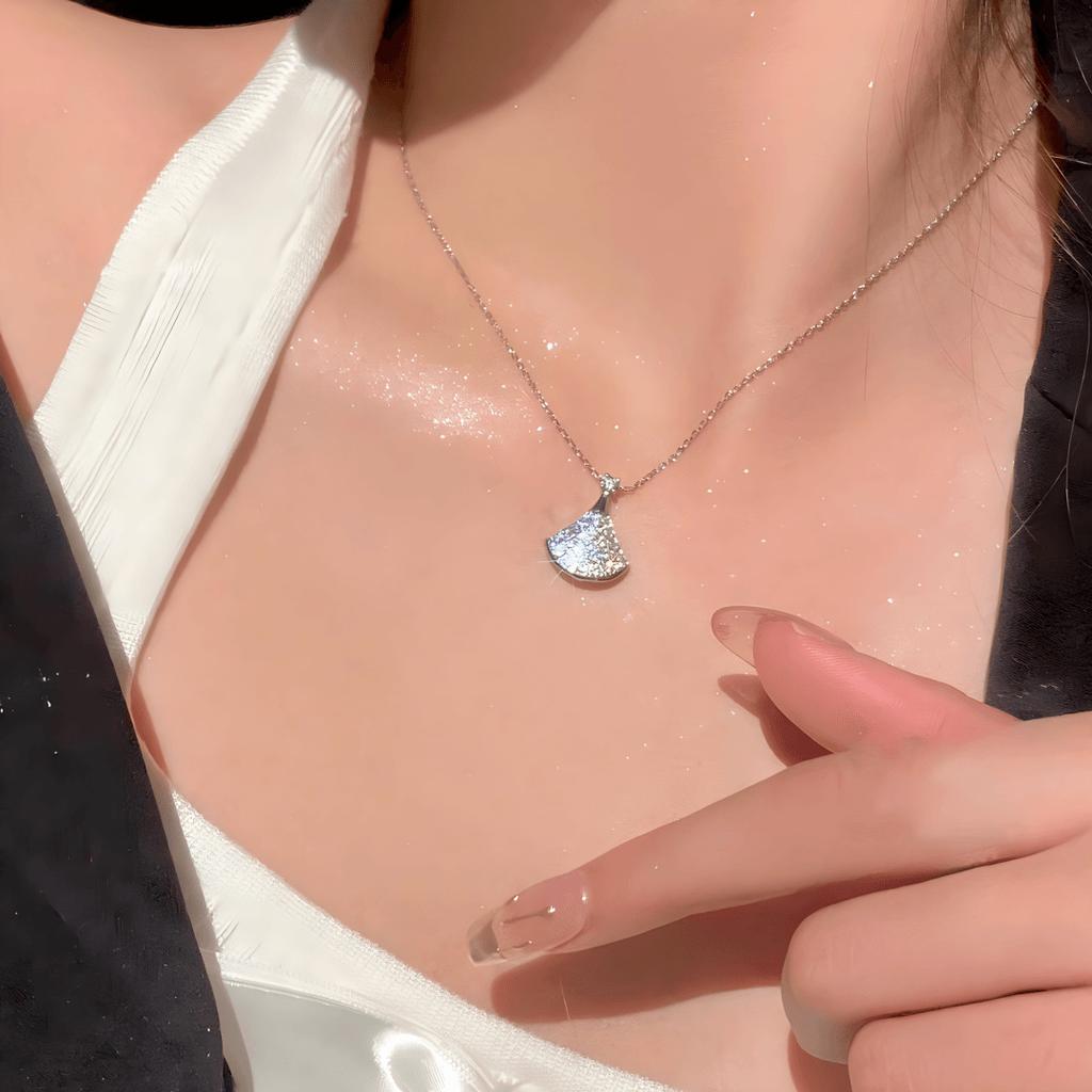 Simple Temperament Necklace, Small Skirt Necklace, Women's Light Luxury, High-end Feeling, Collarbone Chain, Best Friend Gift