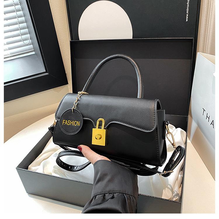 

Сумка с текстурой подмышкой женская новая модная французская 2024 года, нишевая портативная сумка через плечо, модная и простая маленькая квадратная сумка чёрный