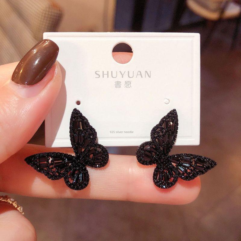 

Отличительные немейнстримные серьги-бабочки из кристаллов черного цвета Black butterfly