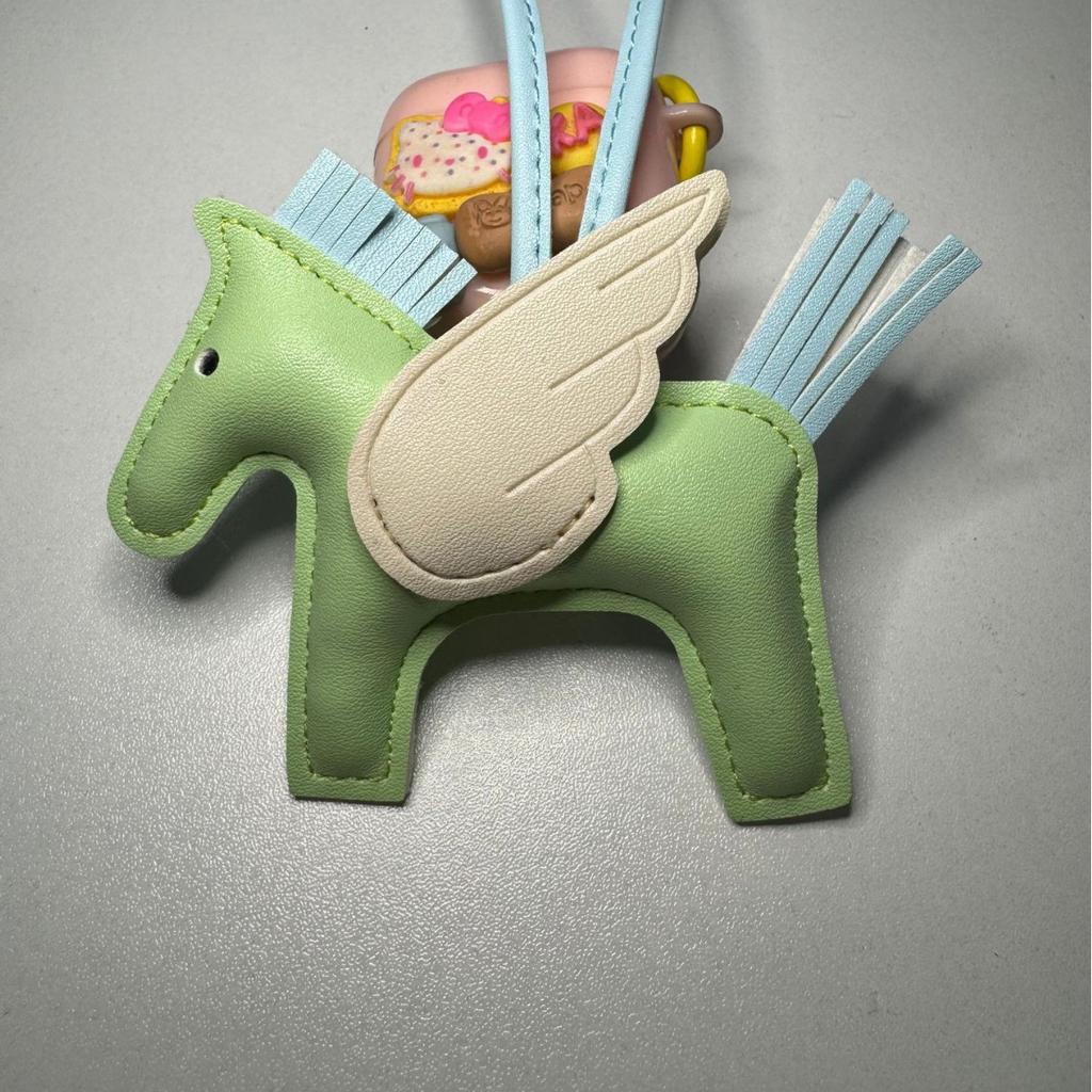 Schlüsselanhänger, kleine Pegasus-Tasche, Anhänger, PU-Leder Spiegelornament, Taschenanhänger, handgefertigter Lederpuppen-Schlüsselanhänger