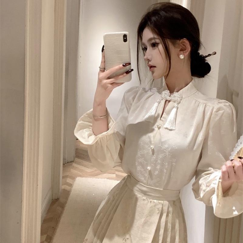 

Комплект из двух предметов: топ с китайской жаккардовой застежкой-лягушкой большого размера и юбка с золотой нитью XL for 125-140 jin