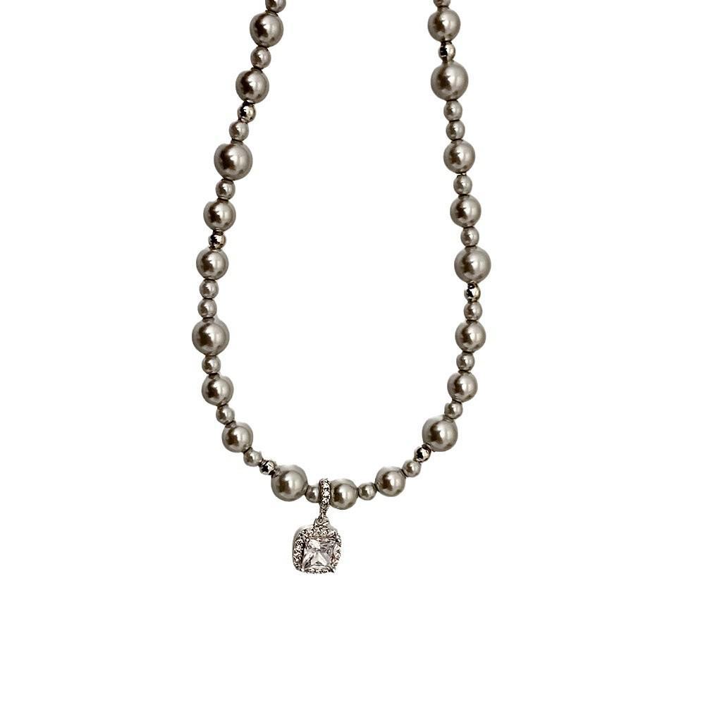 Elegante Halskette mit französischem Perlenanhänger: Hochwertiges quadratisches Design, modische und vielseitige Schlüsselbeinkette.