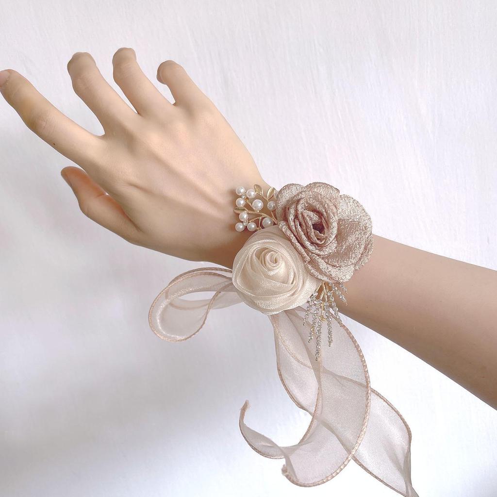 Bílá náramková kytice pro družičku: Náramek s vílími květy pro svatbu a oslavy sestersví