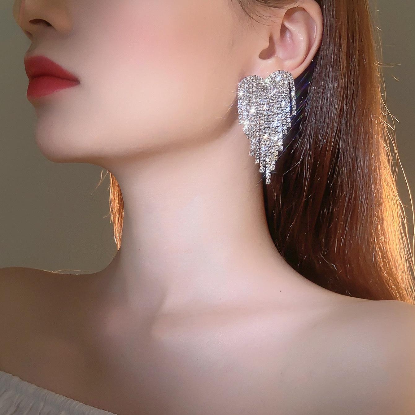 

Европа и США мода полные бриллиантовые длинные кисточки серьги любовь женский темперамент стразы серьги высокого качества