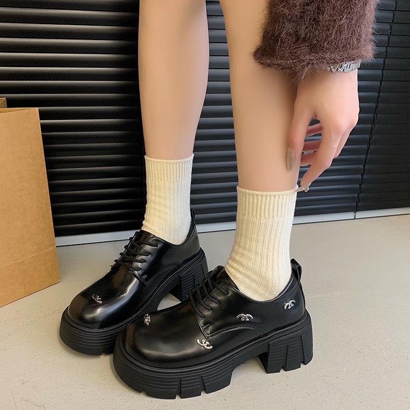 мода 2024 осень новый стиль толстая подошва простой однотонный шнуровка металлическая декоративная универсальная модная женская обувь 35 матовый черный 4369₽