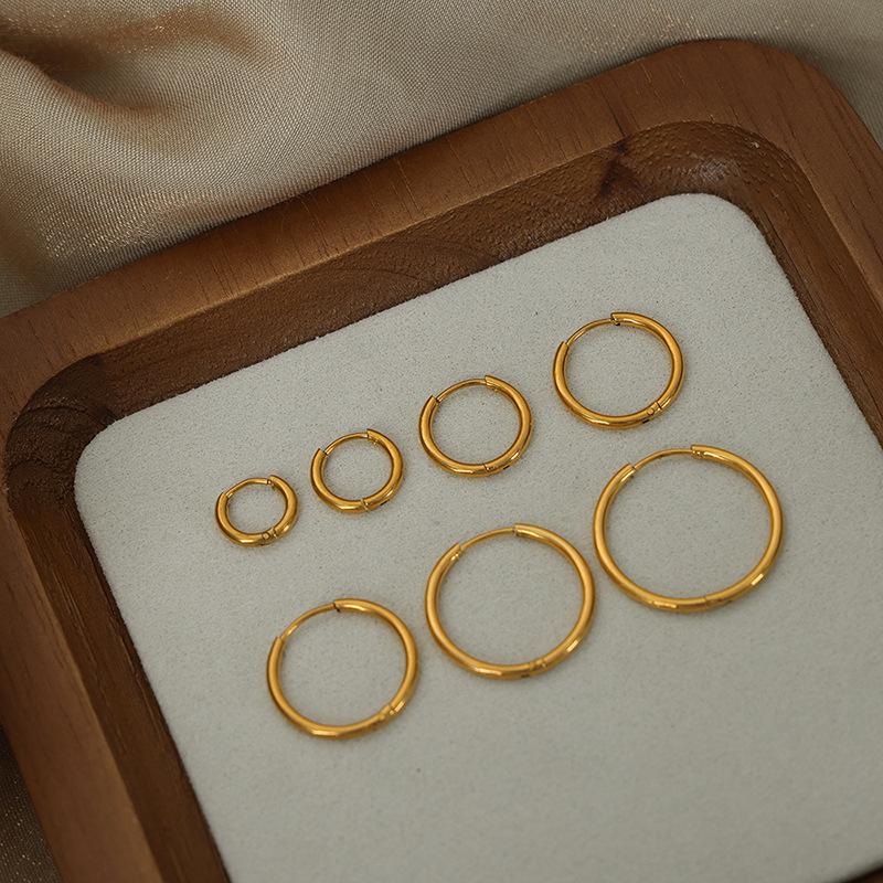 Stylowe geometryczne kolczyki koła z pozłacanego tytanu