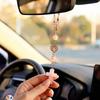 Rosa Natürlicher Rosenquarz Kreuz Auto Rückspiegel Schmuck Religiöser Kristall Auto Innenraum Schmuck, Kreuz Anhänger mit Herz-Akzent Spiritueller Beschützer