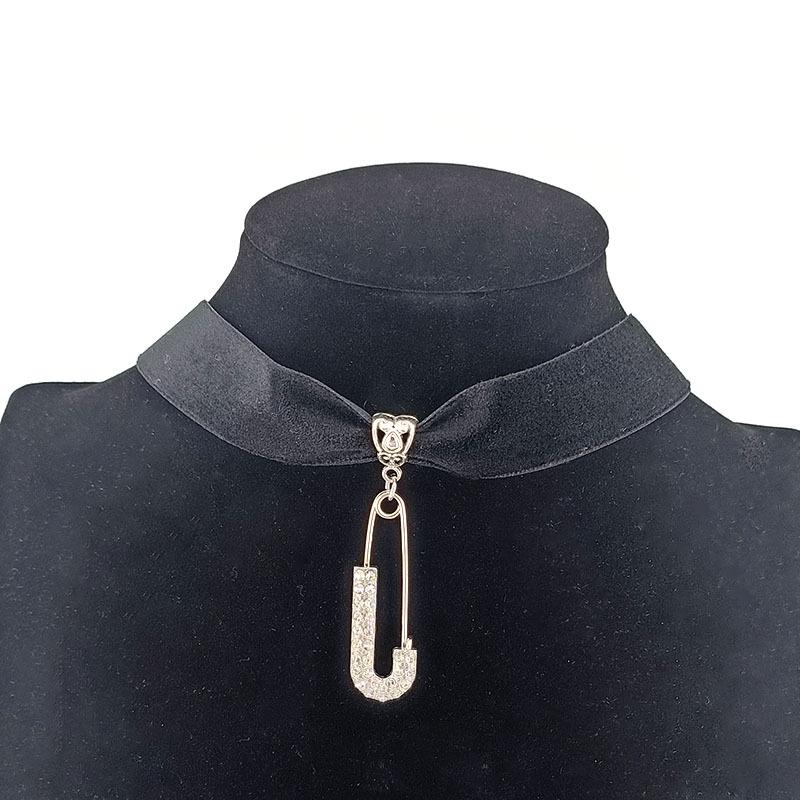 

Velvet Choker with Water Drop Brooch - European & American Punk Style Short Necklace Collarbone Accessory.