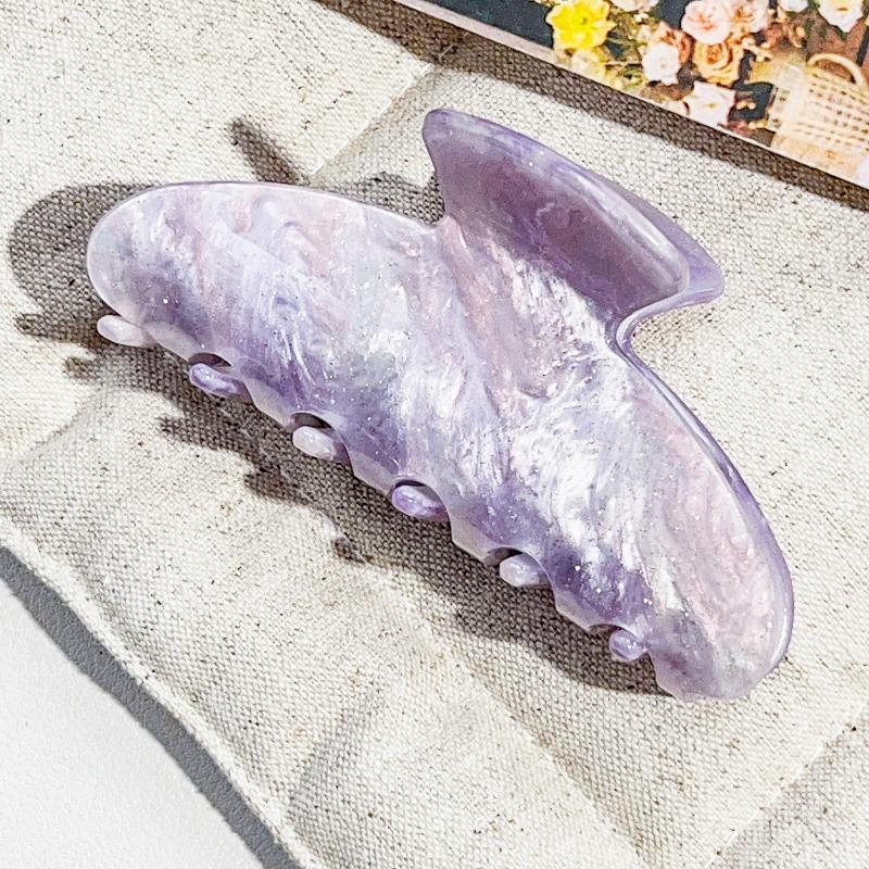The Oval Hair Clip Exudes A High-end Feel. The Half-tied Shark Clip At The Back of The Head Is A Fashionable Hair Accessory