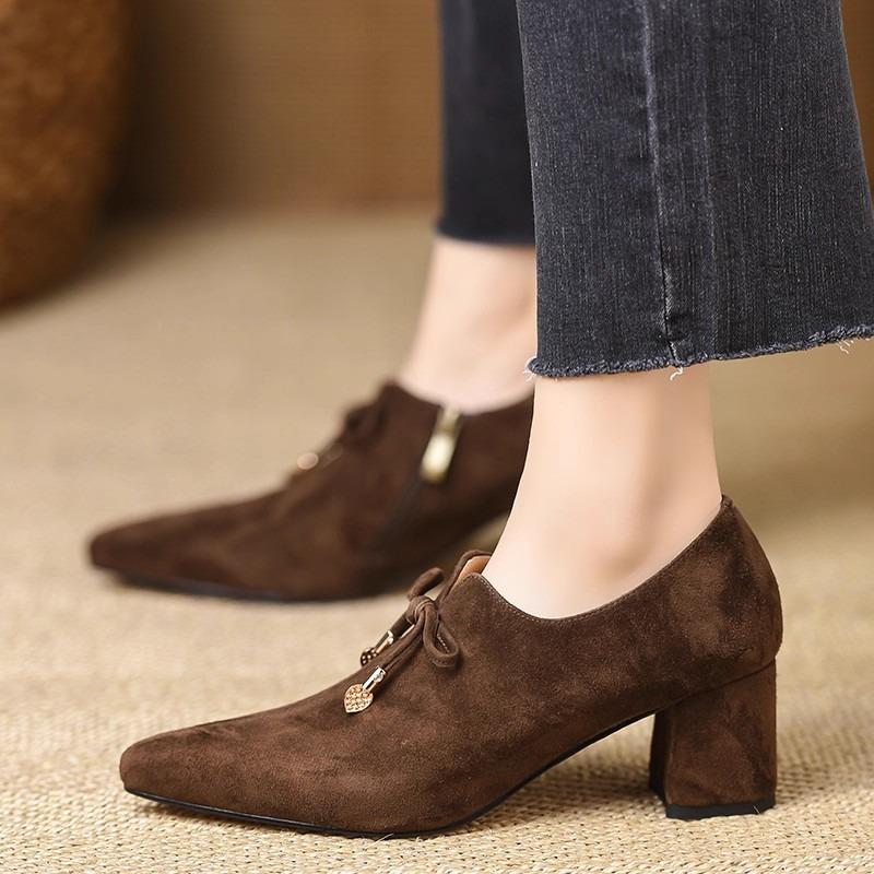 Dámské boty na vysokém podpatku s špičatou špičkou, designová značka, semišové boty, zima 2025, robustní společenské boty, dámské lodičky, elegantní dámské boty