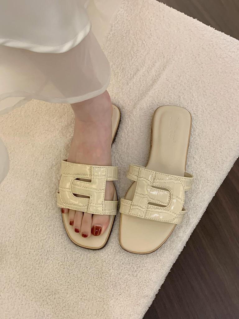 Flat-bottomed open-toed hollowed-out casual versatile one-word slippers 2025 new square-headed flat-bottomed beach embossed cool slippers women