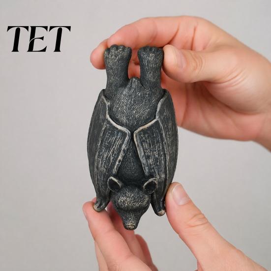 Festive Holiday Decor Halloween Bat Figurine, Resin Hanging Sculpture, Gothic Upside Distressed Retro Down Statue for Outdoor Garden Tree Yard Spooky