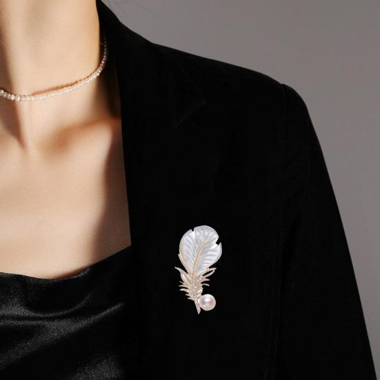 Damen Brosche Federform Anstecknadel mit Strasssteinen Faux Perlen Dekor Anzug Revers Pullover Kleid Mantel Abzeichen Hochzeiten Partys Tägliche Kleidung