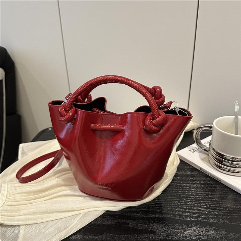 Hand Carry Small Bag Women's New Trendy Summer Popular Versatile Messenger Bag High-end Niche Bucket Bag