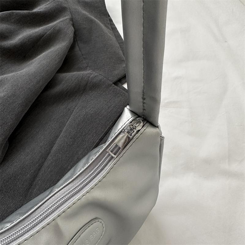 Niche textured silver bag women's 2025 new summer shoulder messenger bag premium pleated underarm crescent bag