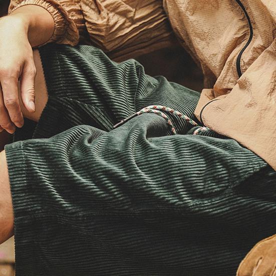 Sommershorts for menn Elastisk midje Justerbar snøring Uformelle shorts med lommer Ensfarge Corduroy strandshorts med brede ben