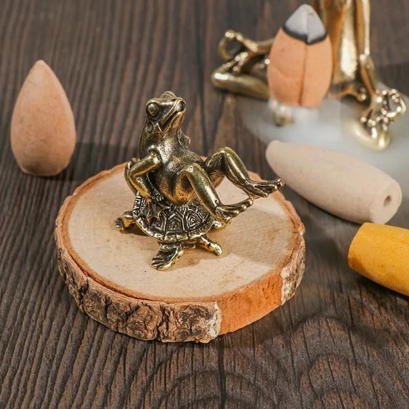 1 pz Bruciatore di incenso Rana in Ottone Scultura Animale Retrò Zen Meditare Ornamento da Tavolo Animale da Tè Tartaruga Rana Statuetta Solida Artigianato Regalo Deco Casa
