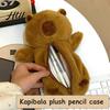 Astuccio Portapenne in Tessuto Resistente Forma di Capibara Grande Capacità Chiusura a Zip Borsa Peluche per Bambini Amici Compagni di Classe Borsa Multifunzionale Design Divertente