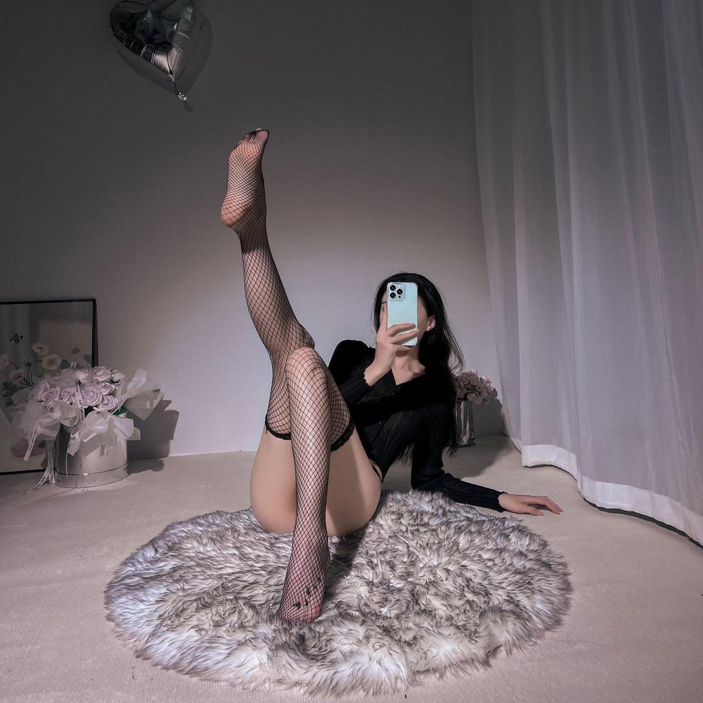 Leidenschaftliche Versuchung: Sexy schwarze Netzstrümpfe mit Schleifen-Knie-Detail