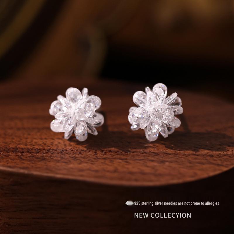 Изысканные серьги-гвоздики «Цветок ледяного кристалла»: Новые ювелирные изделия 2026 года: высококлассные, в стиле легкой роскоши и универсальные для женщин