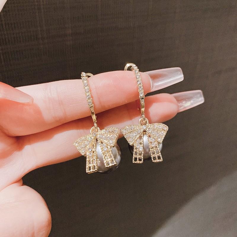 

Brogan Pearl Stud Earrings - Stylish and Unique Design, Super Shiny with Embedded Diamonds, Ear Accessories for A Fashionable Look сірий колір
