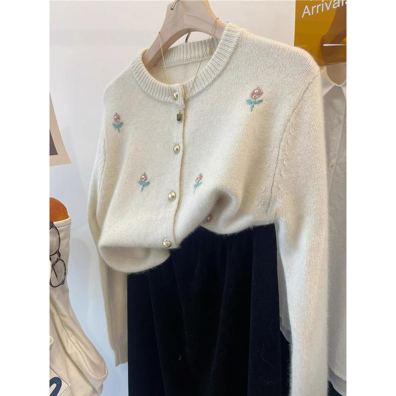 

Gray raccoon velvet embroidered sweater jacket women s autumn and winter loose and lazy inner lining winter thickened knitted cardigan one size fits all