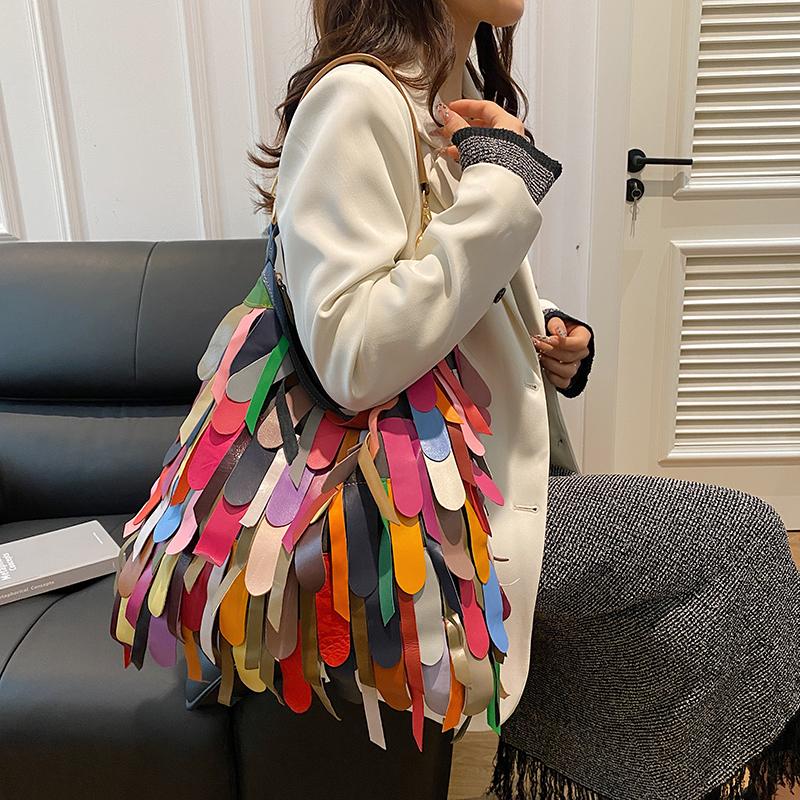 Niche design large-capacity underarm shoulder bag female personality Indian style fringed commuter messenger bag