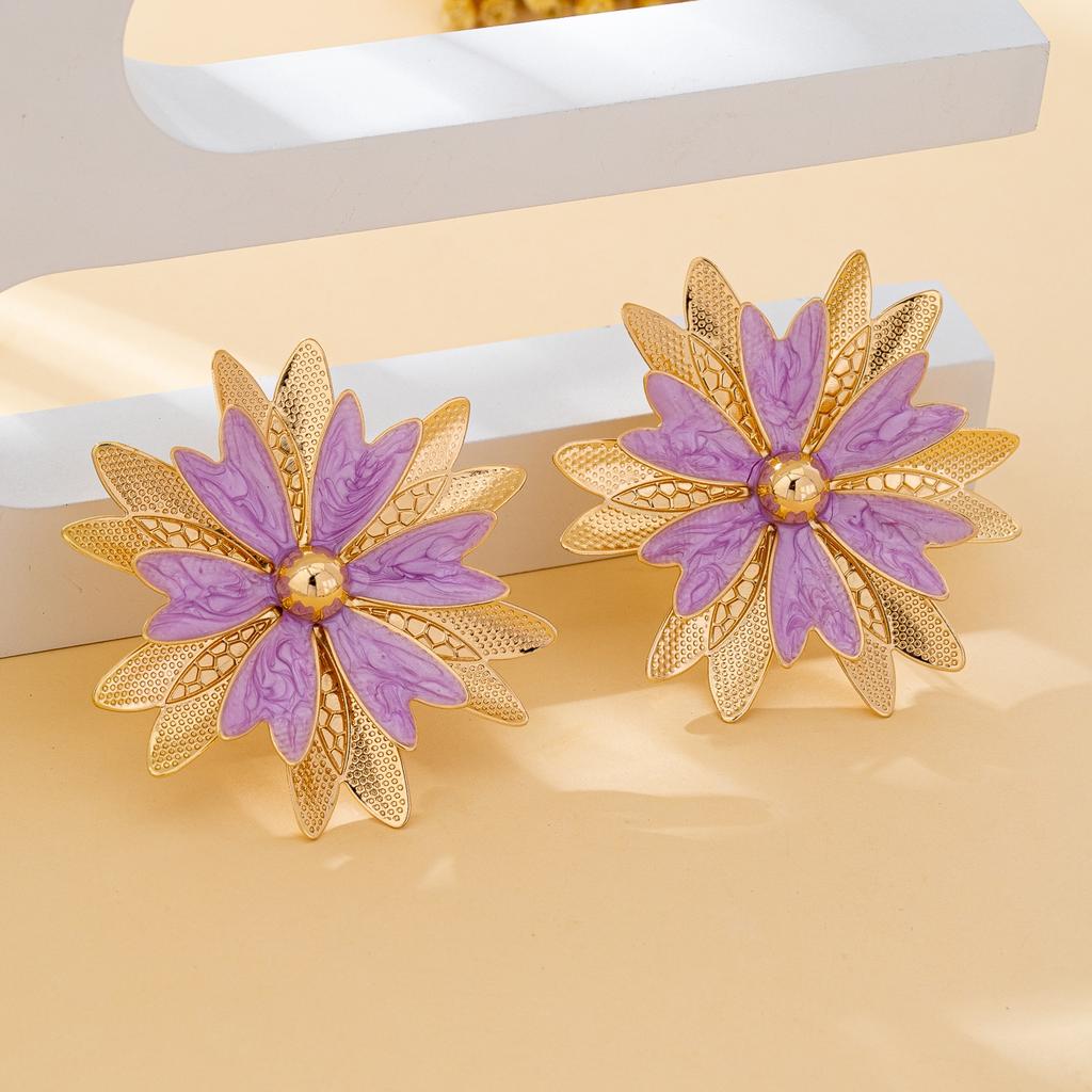 A Pair of Fashionable Women's Earrings, Exaggerated Multi-Layered Flower Earrings, Suitable for Women to Wear in Daily Life, Vacations, and Banquets
