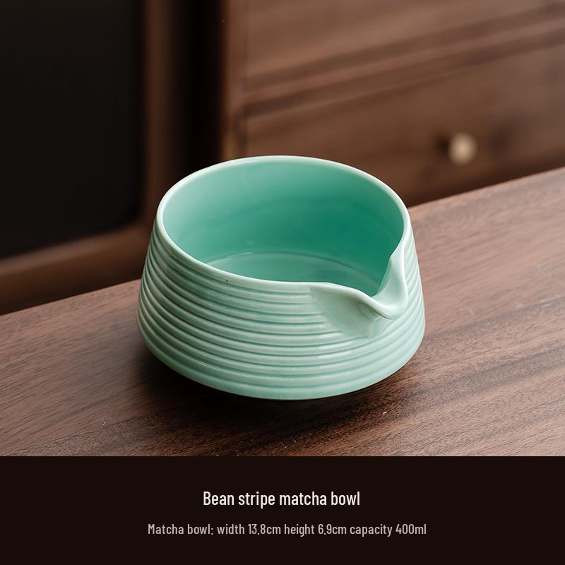 Ręcznie robiona duża japońska ceramiczna miseczka do matchy i zestaw trzepaczki