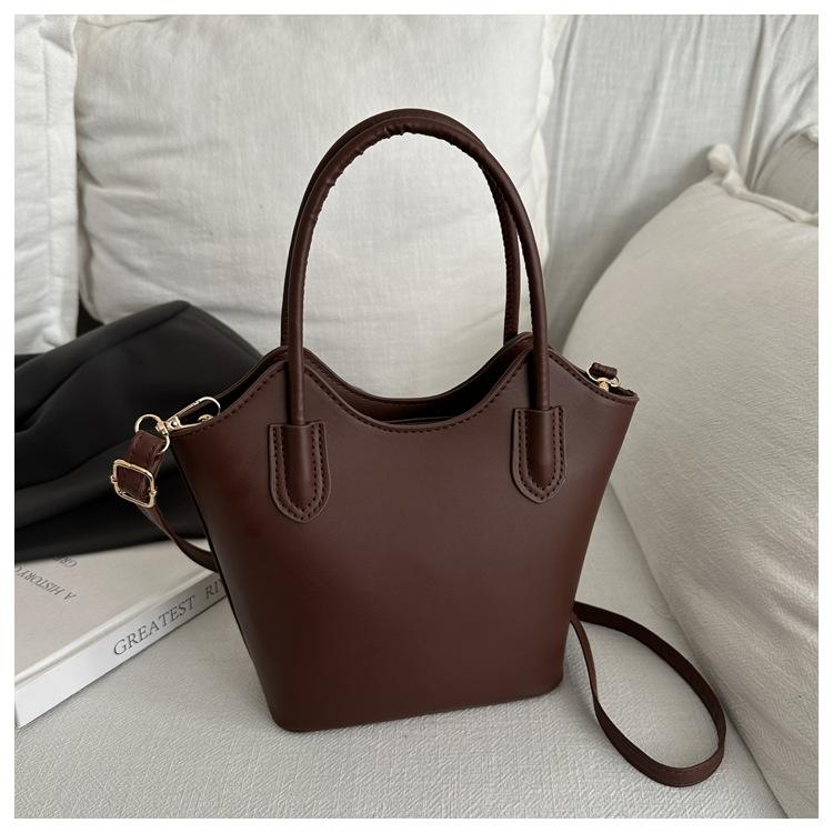 

Сумка кроссбоди модная трендовая ретро сумка-тоут женская 2025 новая однотонная сумочка минималистичный стиль плечевая сумка-ведро темно-коричневого