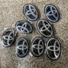 Emblemat Hybrydowy 3D z Logo Samochodu na Grill Przedni Maskę dla Toyota Corolla Camry RAV4 Hilux CHR Highlander Yaris Vios Alphard Prius Reiz Wish