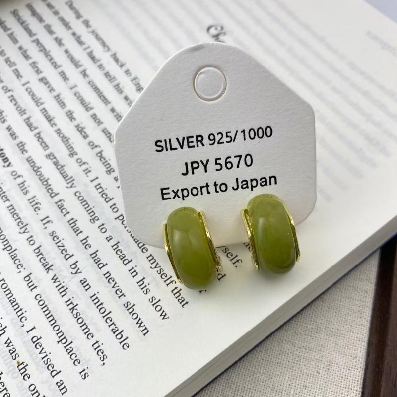 Retro Green Resin C-Shaped Stud Earrings, Elegant Niche Design, S925 Silver Needle